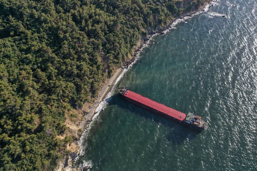 Mudanya'da karaya oturan kargo gemisi kurtarıldı 10